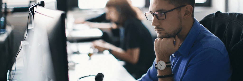 man-working-guide-kafka monitoring best practices-featured image